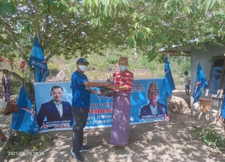 Ketua DPC Demokrat Mabar Beri Bantuan Kepada Warga Kandang