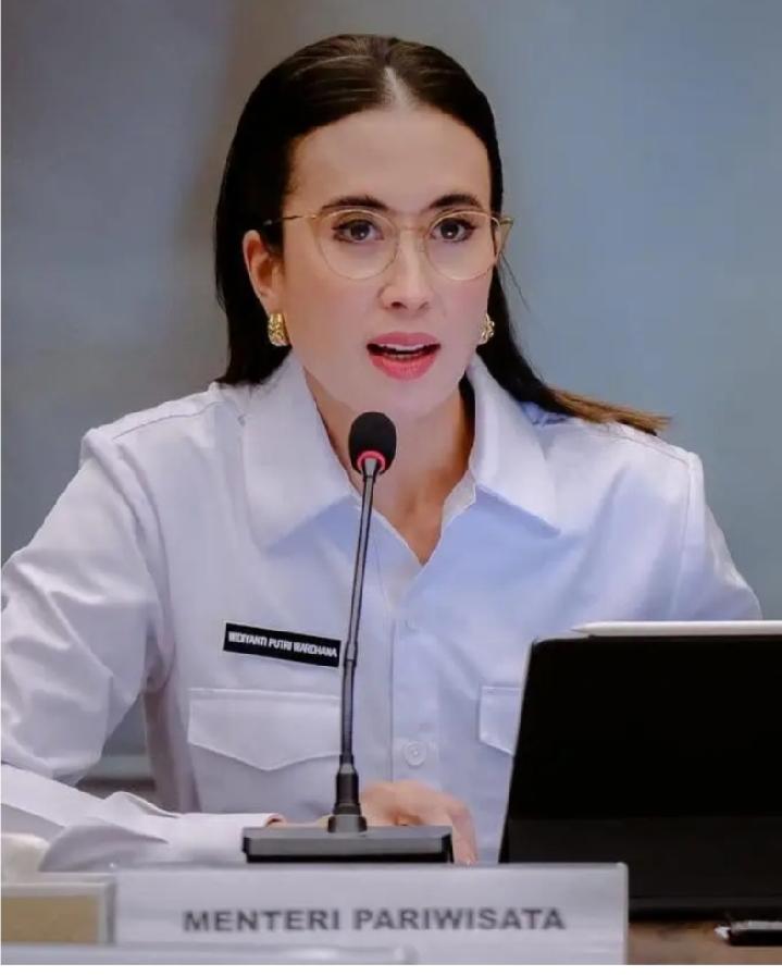 Kontroversi Menteri Pariwisata : Di Labuan Bajo Minta Air Galon untuk Mandi