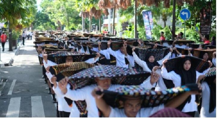 Bentang 1.000 Kain Songke Warnai Pembukaan Komodo Waterfront Festival 2025 di Labuan Bajo